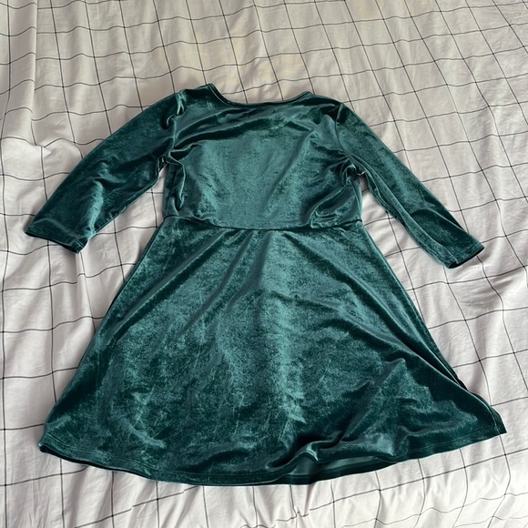 SOLD - Simply Styled Girls Faux Velvet Long Sleeve Dress **DO NOT BUY** - Picture 2 of 5